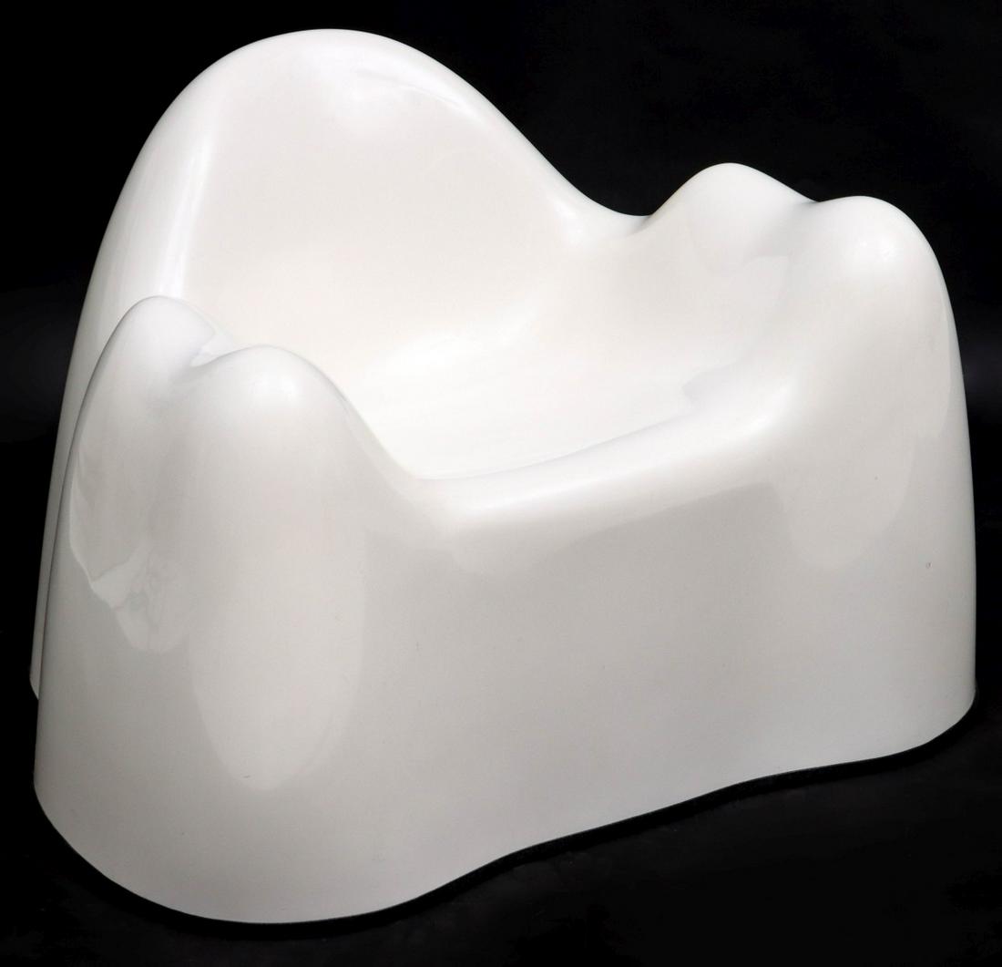 A WENDELL CASTE DESIGN MOLAR CHAIR: Late 20th Century. The iconic molded fiberglass design after the original Wendell Castle creation, white gel coating on hollow fiberglass shell with rubber floor protector at the base. Measures 24 x 3