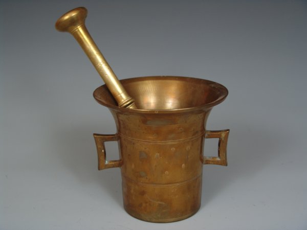 A CIRCA 1900 BRASS MORTAR AND PESTLE: A working model from C.D. Smith Drug Co, St. Joseph, Missouri, numbered 7, a band of brushed decoration around the body, mortar measures 5 x 6 inches