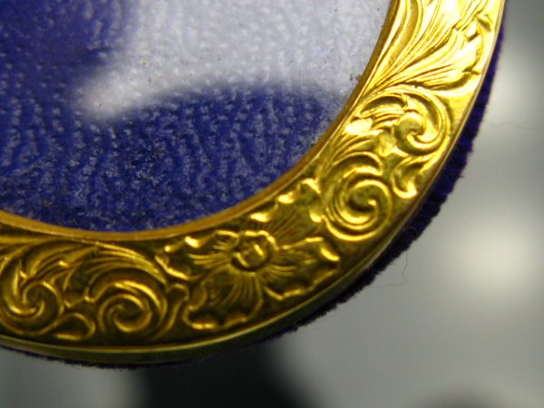 ANTIQUE 14K GOLD ROUGE BOX & 10K PICTURE FRAME: Measures 1 inch in diameter and weighs 17 g. a monogram of AW on front center for Allison Wyeth. Plus a 10k picture frame that measures 2 x 1.5 inches.