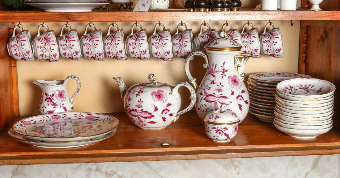 A MEISSEN PINK ONION PORCELAIN DESERT SERVICE (1 of 9)