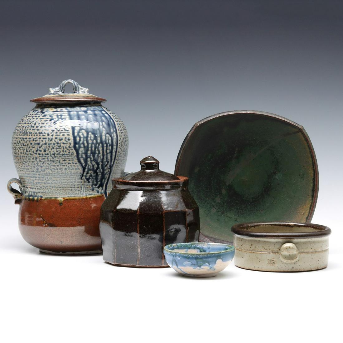 A COLLECTION OF LATE 20TH CENTURY STUDIO POTTERY (1 of 16)