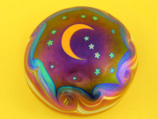 1976 LUNDBERG ART GLASS PAPERWEIGHT