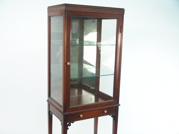 AN EARLY 20TH C. AMERICAN MAHOGANY CURIO CABINET