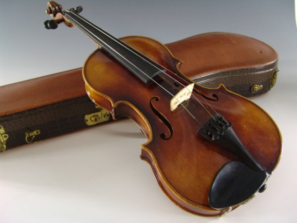 ROTH 4/4 FULL SIZE VIOLIN WITH BOW & CASE, 1959: Full 4/4 size violin, 23 inches in length, three of four strings, E.R. Pfretzscher tag dated 1959 and Scherl & Roth spec tag dated 1/1960 visible in sound holes. Wood tuning pegs and bridge, fine tune