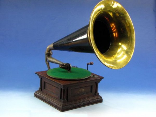 VICTOR MONARCH GRAMOPHONE: 12 inch turntable on 7 x 13.5 x 13.5 oak case with 16.5 inch brass bell horn. Faint Victor decal still present on front panel.