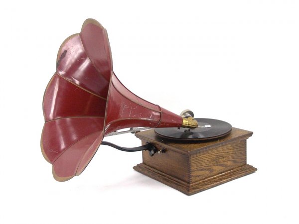 A STANDARD 'STYLE K' PHONOGRAPH WITH MORNING GLORY HORN: A fine model with MG horn in original paint. Winds and plays very well. Measures 5 x 11.5 x 11.5 inches, horn 16.75 inch diameter.