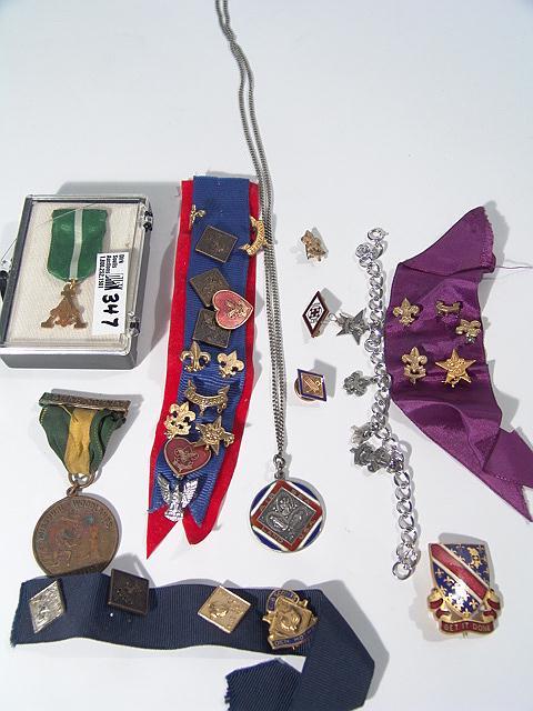LOT OF 32 ENAMELLED AND OTHER BOY SCOUT PINS/MEDAL