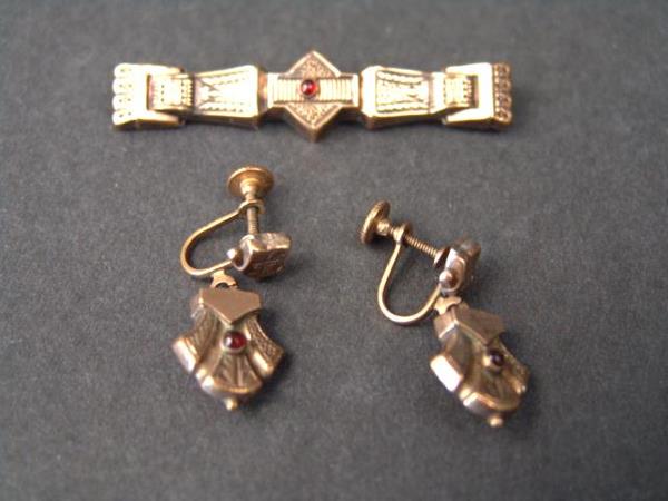 VICTORIAN BAR PIN AND EARRINGS WITH GARNET