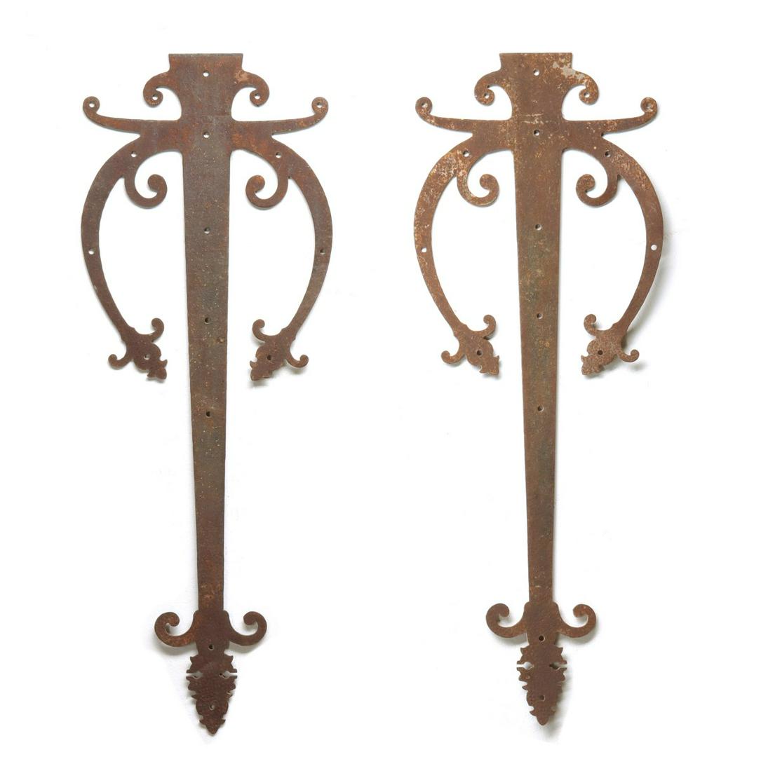 A FINE LARGE PAIR OF ORNATE FORGED IRON HINGES (1 of 15)