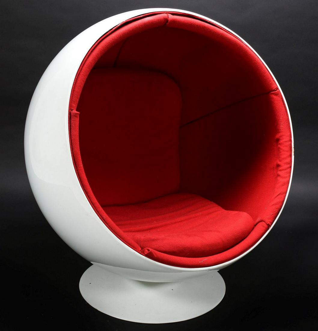 A CONTEMPORARY FIBERGLASS BALL SHAPE EGG CHAIR (1 of 11)