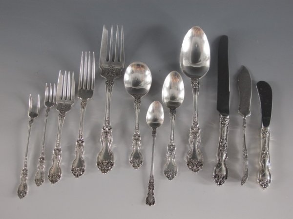 WALLACE LA REINE PATTERN STERLING SILVERWARE SET: Lot includes 21 nine-inch knives, 19 seven-inch forks (967 g), 18 6-1/4 inch salad forks (700 g), 26 six-inch spoons (810 g), 3 six-inch soup spoons (105 g), an 8.5 inch meat fork (81 g), an 8.25 inch