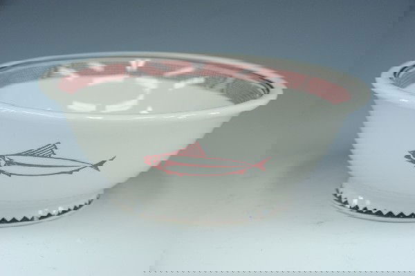 AN AT&SF RAILROAD MIMBRENO PATTERN CHINA SALAD BOWL: A Santa Fe Mimbreno footed bowl with green 'Syracuse China' back stamp, plus 'Ancient Mimbreno Indian Designs made expressly for Santa Fe Dining Car Service, Old Ivory, Syracuse.' 3 x 8.25 inches. No