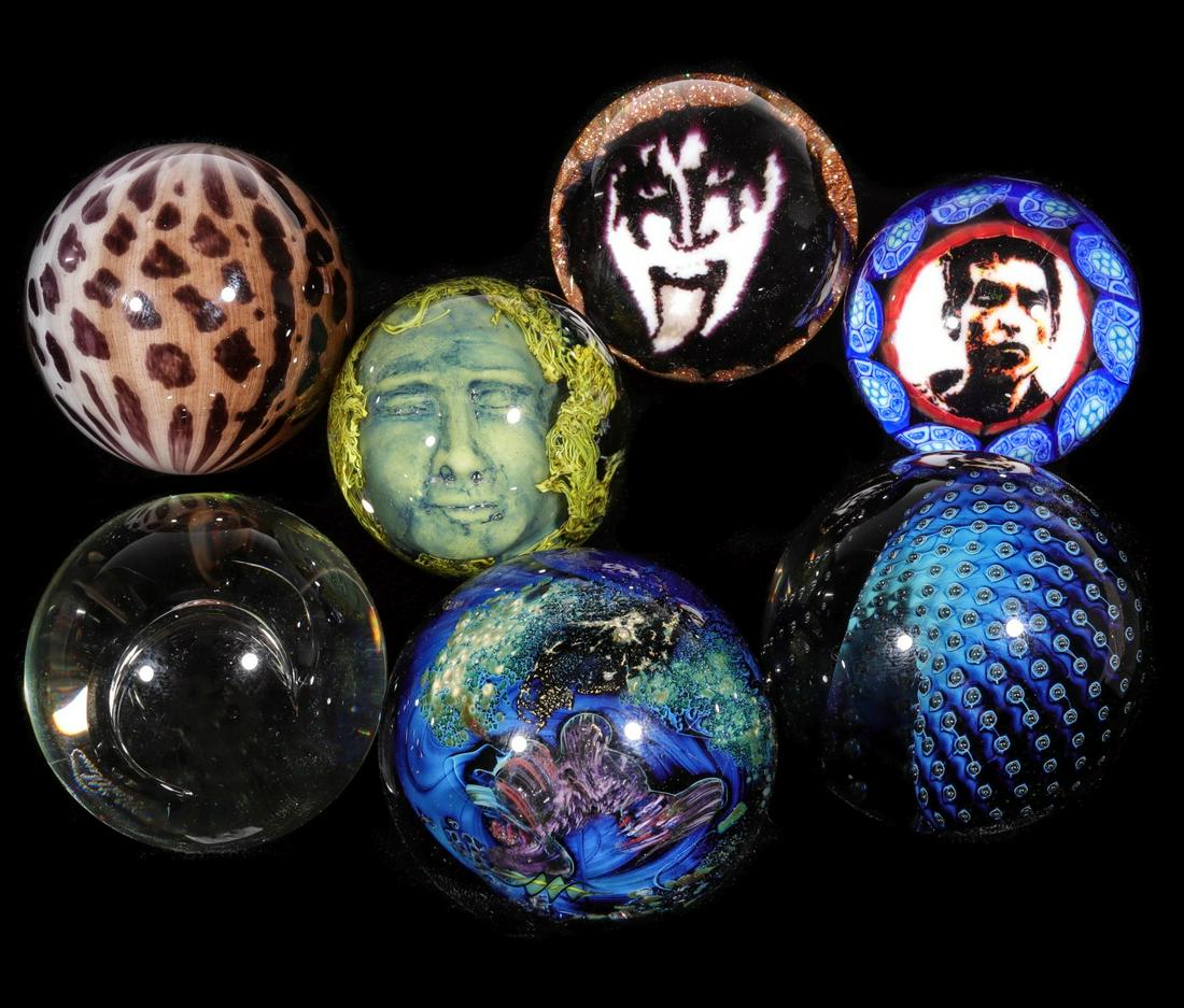 A COLLECTION OF 21ST CENT ARTIST-SIGNED GLASS MARBLES (1 of 14)