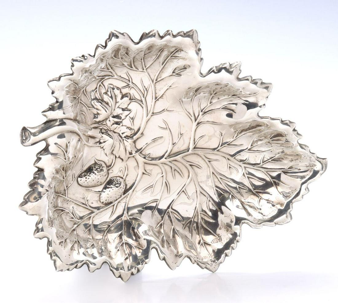 AN EARLY 20C. AMERICAN STERLING SILVER STRAWBERRY DISH (1 of 11)