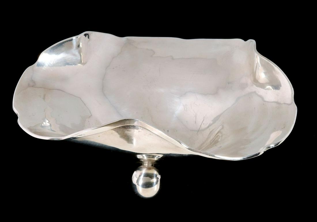 A HAMMERED MEXICAN STERLING SILVER FOOTED BOWL (1 of 16)