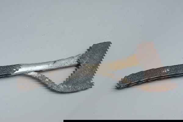 1898 MARBLE'S SAFETY POCKET AXE: Good little safety axe by W.L. Marble, with molded gutta percha grips. Measures 11.5 inches long, axe head measures 2.5 x 4.5 inches. Shows some oxidation and toning.