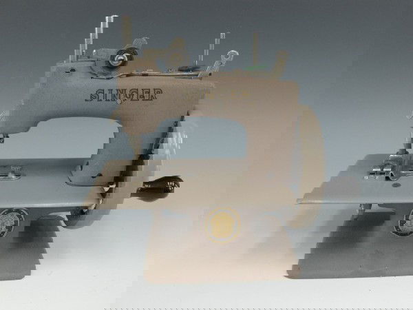 SINGER TOY SEWING MACHINE: Grey crinkle finish with Singer decals to both sides of arm, applied Singer plaque to pedestal base, hand crank. Measures 7 x 7 x 3 inches.