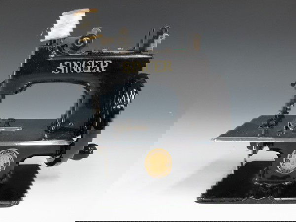 A SINGER MODEL 20-10 SEWING MACHINE, CIRCA 1948