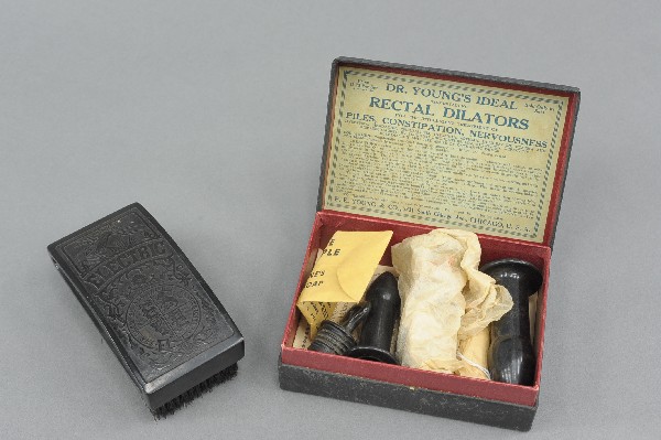 DR YOUNG'S IDEAL RECTAL DILATOR SET & DR SCOTT'S FLESH : Set of Dr Young's antique medical 'Ideal' Rectal Dilators in original heavy cardstock box with hinged lid. Two with original tissue paper wrapping, two without paper, also includes a threaded pull sto