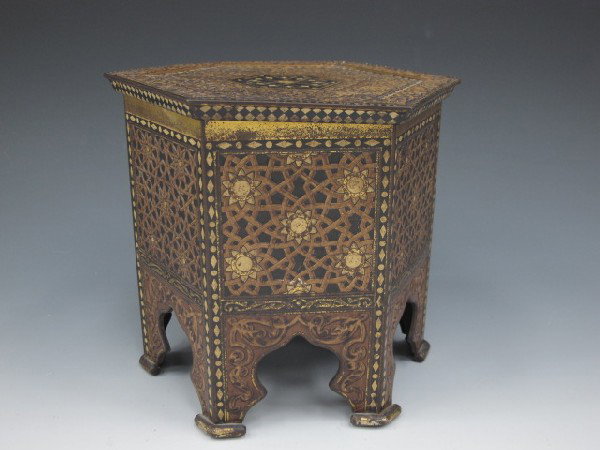 HUNTLEY & PALMERS BISCUIT TIN, SYRIAN TABLE : Huntley & Palmers Biscuit Manufactures Reading & London, 6 1/2" x 6 1/2" Syrian six-sided table 1903-6