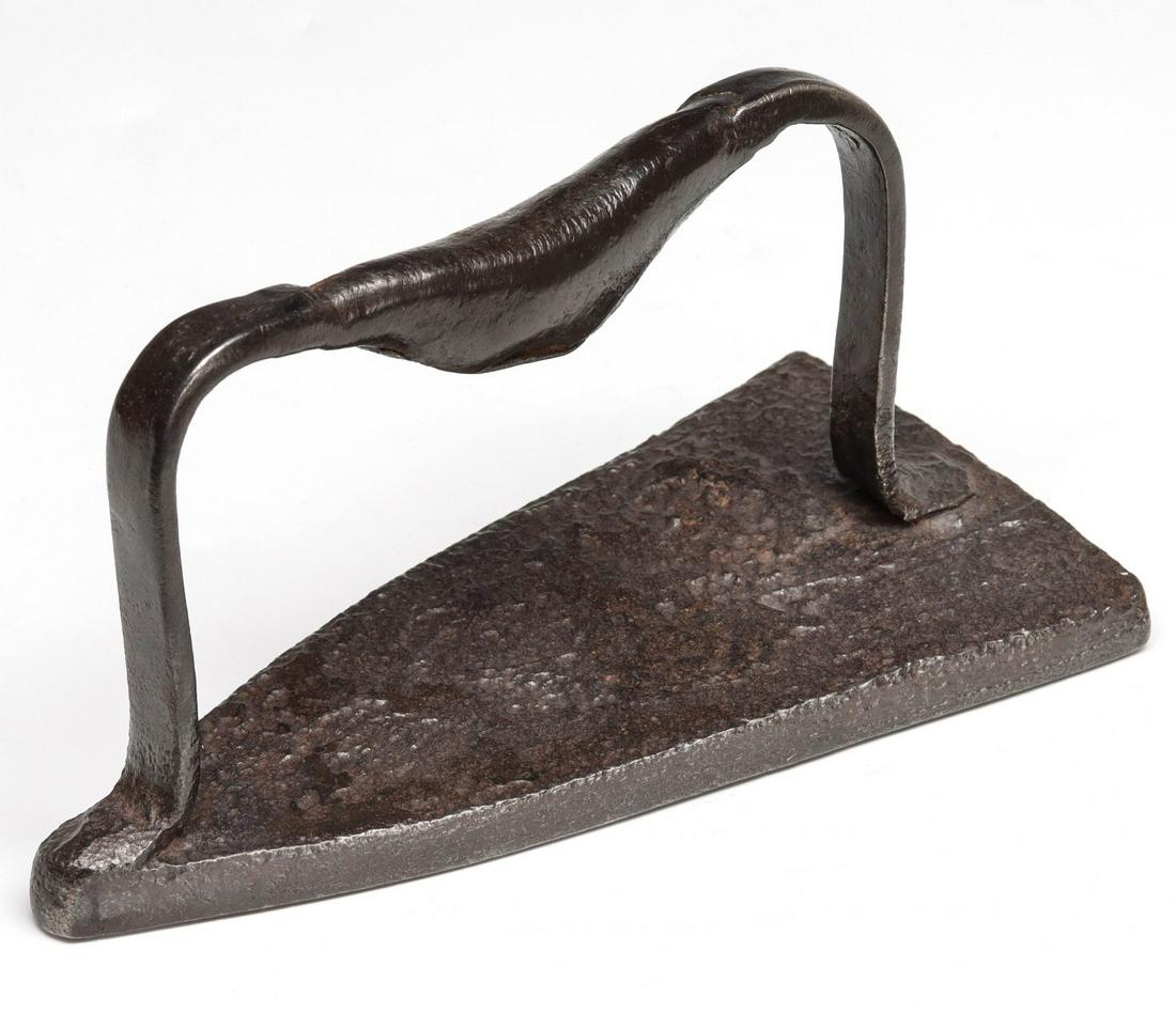 AN 18TH/ 19TH CENTURY PRESSING IRON WITH 'BELL' HANDLE (1 of 9)