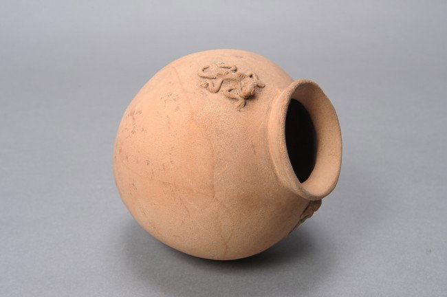 A SOUTH AMERICAN POTTERY VESSEL: Small ovoid pot with two applied opposing lizard effigies, 6.5 inches high.