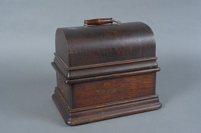AN EDISON STANDARD PHONOGRAPH TYPE D: Oct 3, 1905 patent dated on mounted spec plate, serial numbered 682263, black metal top, no cylinder. Includes winder, broken belt. Edison decal to exterior. Measures 11 x 13 x 9 inches. Includes cran