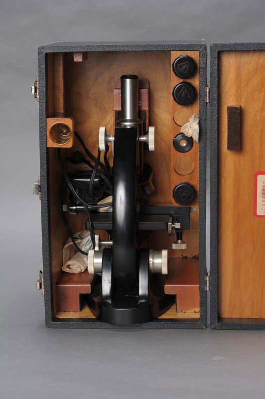 BAUSCH & LOMB KD 4676 MONOCULAR MICROSCOPE: Functional microscope with 5x and 10x eyepieces, includes light, but is untested since the cord is questionable. Rotating 10x, 43x, and 97x. Microscope test viewed five included slides. Measures13 x 8