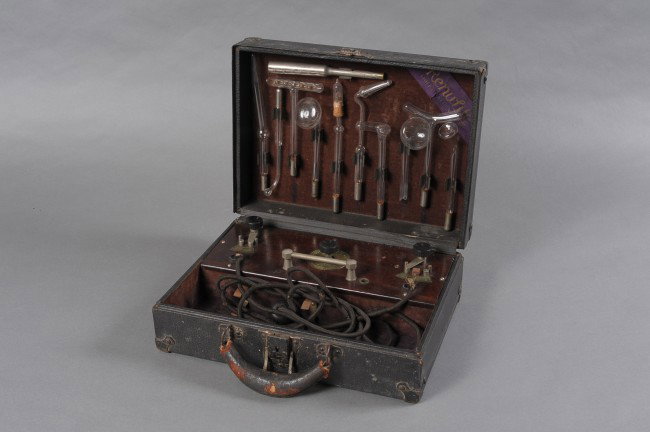 RENULIFE VIOLET RAY GENERATOR & OZONE KIT MODEL R: Antique medical. Nearly complete model R kit with numerous glass electrode implements stowed inside lid. Wand and bakelite ozone mask. Switch for changing from ozone to violet ray, also for going betw