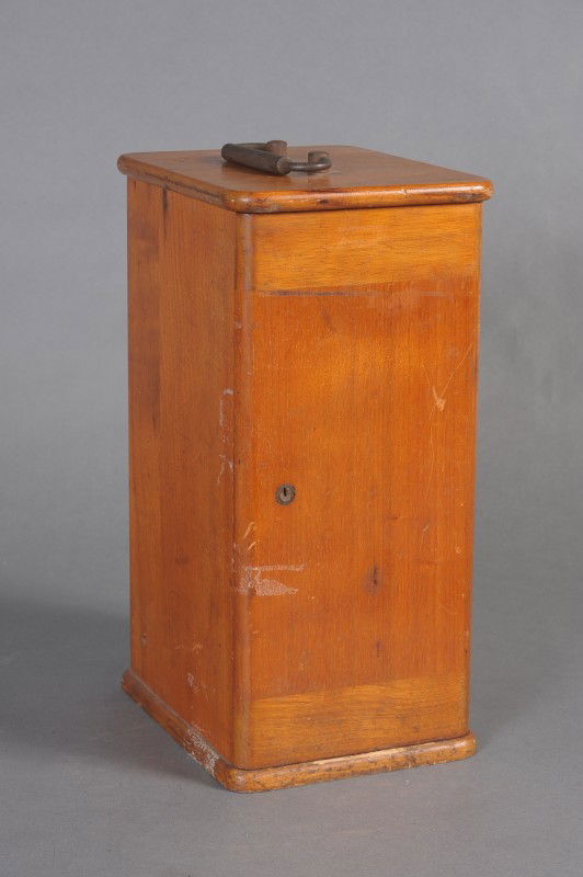 CIRCA 1900 LEITZ WETZLAR MICROSCOPE AND CASE: Original E. Leitz Wetzlar microscope, no. 115829, with additional marking 'K.C.V.C. 24' on front. Three objective lenses, all marked Leitz and Zeiss. Adjustable concave mirror below. Black lacquered f