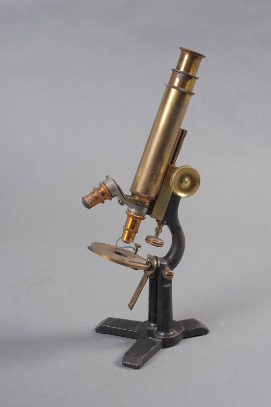 ANTIQUE ALFRED L. ROBBINS MICROSCOPE: Basic microscope, double rotating lenses, focusing knobs, stand 13 inches.
