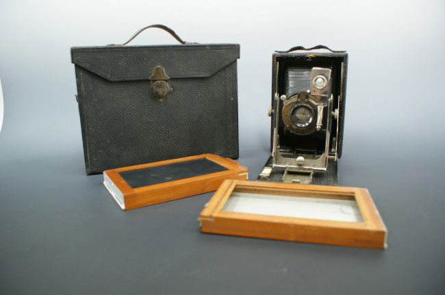 A KODAK PREMO NO. 8 CAMERA SET AND CASE: An original Premo Nr 8, good bellows, smooth extension and retraction. Includes original case with two empty film cartridges, patent dated 1903. In original Premo case with old leather handle in good