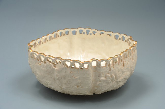 AN 1880 ROYAL WORCESTER PORCELAIN BOWL: Signed and with date code, measures 4" x 8.75".