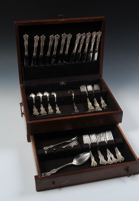 TOWLE OLD COLONIAL STERLING SILVER FLATWARE SET: Set includes: Twelve 8.75" knives, thirteen 7" forks, eleven 6.25" salad forks, thirteen 5.5" tea Spoons, 11" meat fork, 6" jelly spoon, 6" lemon fork, 8.5" table spoon. No monogram, 56 oz. total weig