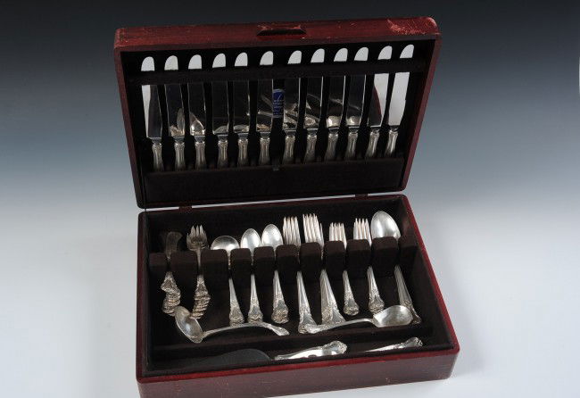 WEIDLICH 'ANCESTRY' STERLING SILVER FLATWARE SET: Full set without monogram, 94 oz. total weight, and piece types that include: Twelve 9.5" knives, twelve 7.75" forks, twelve 6.25" salad forks, twelve 6" butter knives, eighteen 6" tea spoons, eleven