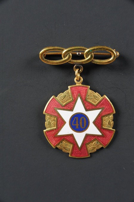 IOOF GOLD & ENAMEL 40 YEARS SERVICE JEWEL BADGE: Die struck, enamel on gilt, engraved reverse, 'Missouri 1867.' Pin back 'OOO' brooch, suspended medallion measures 1.25 inches in diameter.