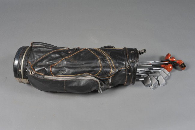 SET OF 12 MACGREGOR BYRON NELSON CLUBS AND BAG: Eight irons marked no. 259, include 2-9, plus 1-4 drivers with inset faces and stamped number TP1W on toes. Includes a black leather carrier bag with applied PGA plaque and Coats Clarke zippers. Measu