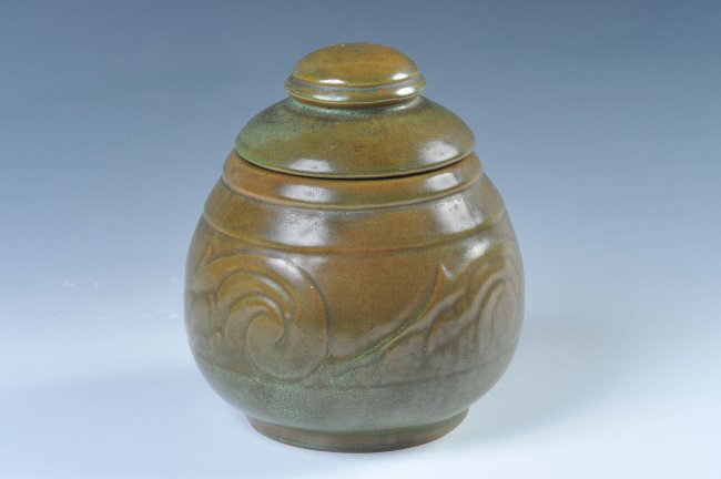 A RARE EARLY FRANK POTTERIES FRANKOMA HUMIDOR: An early Frankoma humidor with scratch markings that appear as J.N.F. by hand and ink stamped twice Frank Potteries Norman Oklahoma, measures 6.5 x 5 inches. Humidors usually saw daily use and often h