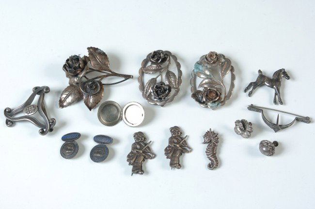 LOT OF VINTAGE STERLING SILVER JEWELRY: All pieces sterling marked; includes a pair of fiddlers, rose, pair of cuff links, pair of earrings, pair of oval rose brooches, seahorse, locket, horse, and a bouquet pin. Weigh approximately .52 oz 