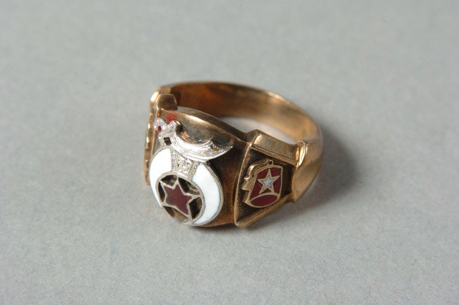 A 10K GOLD GENTS MASONIC RING: Size 9, fine enamel details, marked 10K inside band.