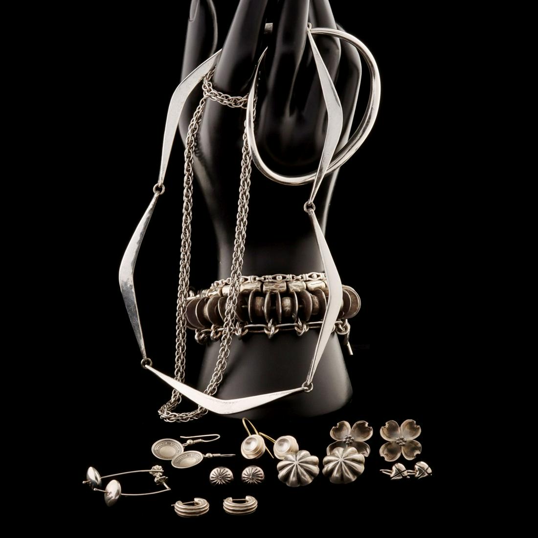 A COLLECTION OF INTERESTING STERLING SILVER JEWELRY (1 of 10)