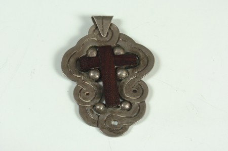 A WILLIAM SPRATLING STERLING PENDANT WITH CROSS: A William Spratling design of silver with an inset wood cross, signed with monogram and 'Spratling Silver' in oval, measures 2.25 x 1.5 inches.