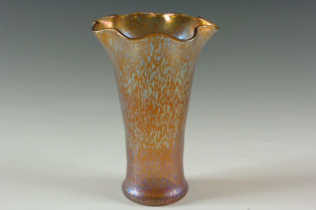 CIRCA 1925 LOETZ ART GLASS OILSPOT VASE: Signed 'Czechoslovakia.' Measures 6.25 h x 4.5 w inches.