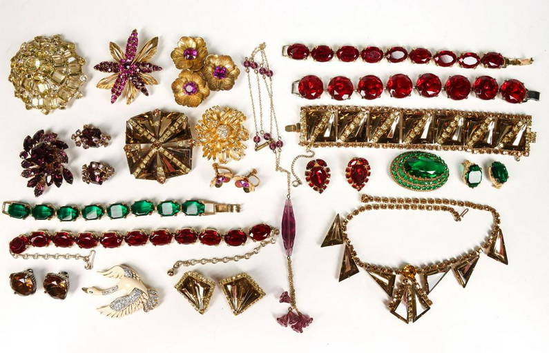 A COLLECTION OF STANDOUT VINTAGE COSTUME JEWELRY PIECES (0123) on Dec