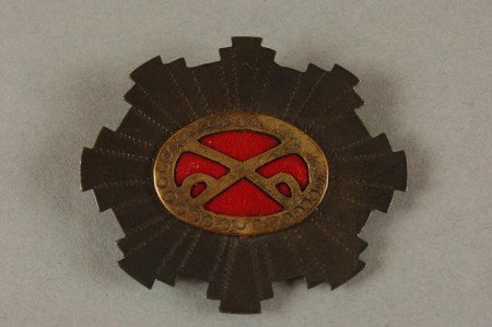 CIVIL WAR ERA POTOMAC CAVALRY BADGE: Nickel-silver base with applied oval having crossed sabers and red velveteen center, pin back. Measures 1.75 x 2.25 inches.