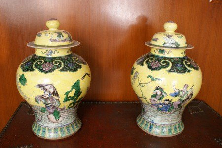PAIR OF CHINESE GINGER JARS: Each measures approximately 15.5 x 8.5 inches each.