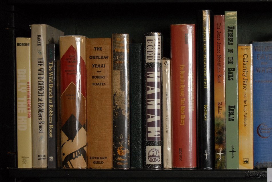 LOT OF 37 BOOKS ON OUTLAWS OF THE WEST: LOT OF 37 BOOKS ON OUTLAWS OF THE WEST, INCLUDING JESSE JAMES, BILLY THE KID, HIGH NOON IN LINCOLN, AND MORE.