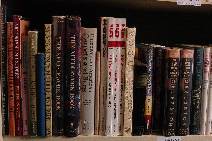 LOT OF 43 BOOKS ON QUILTS, NEEDLEPOINT & FASHION: LOT OF 43 BOOKS ON QUILTS, NEEDLEPOINT, AND FASHION.