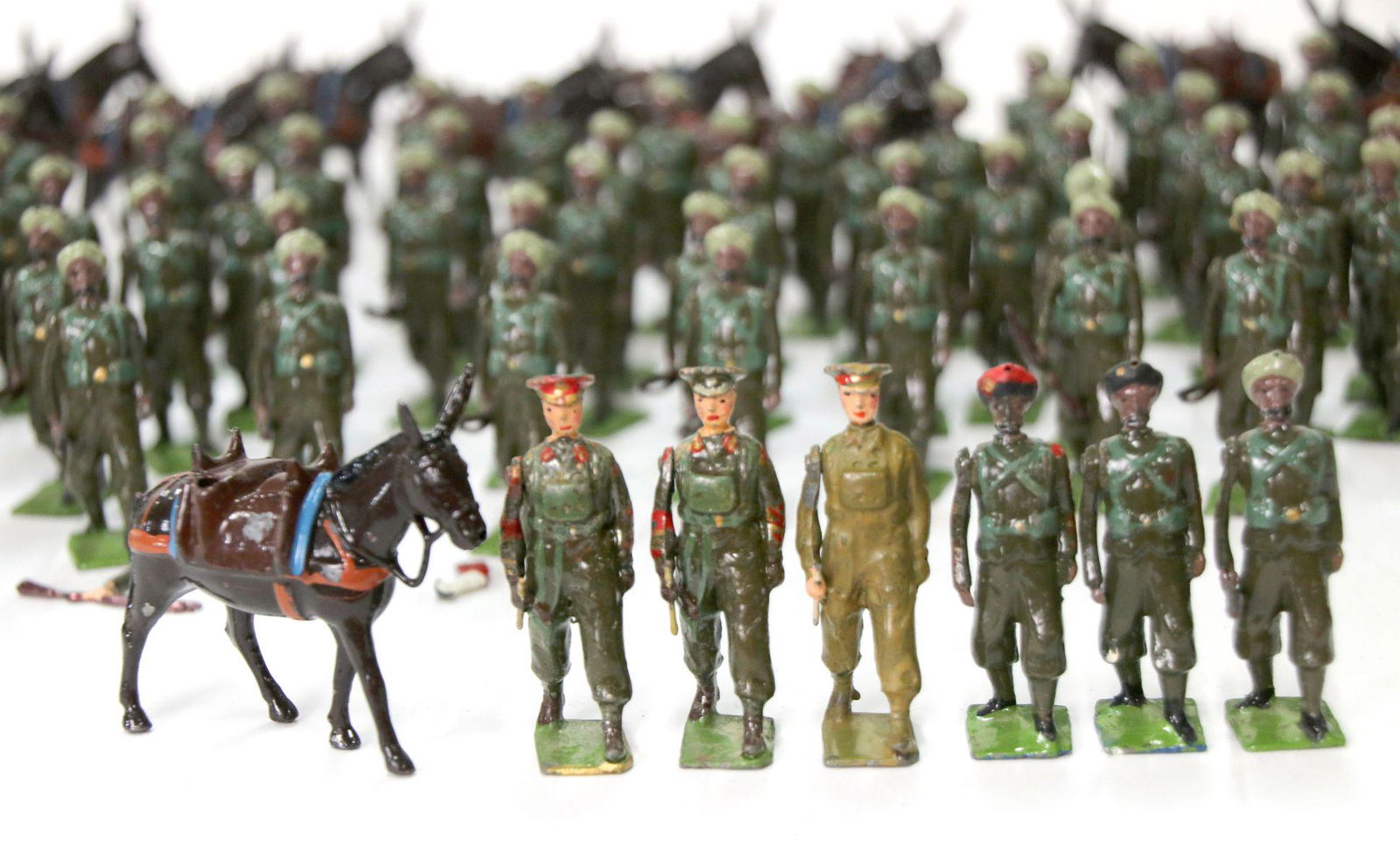 MORE THAN 100 UN-BOXED PRE WAR BRITAINS SOLDIERS (1 of 17)