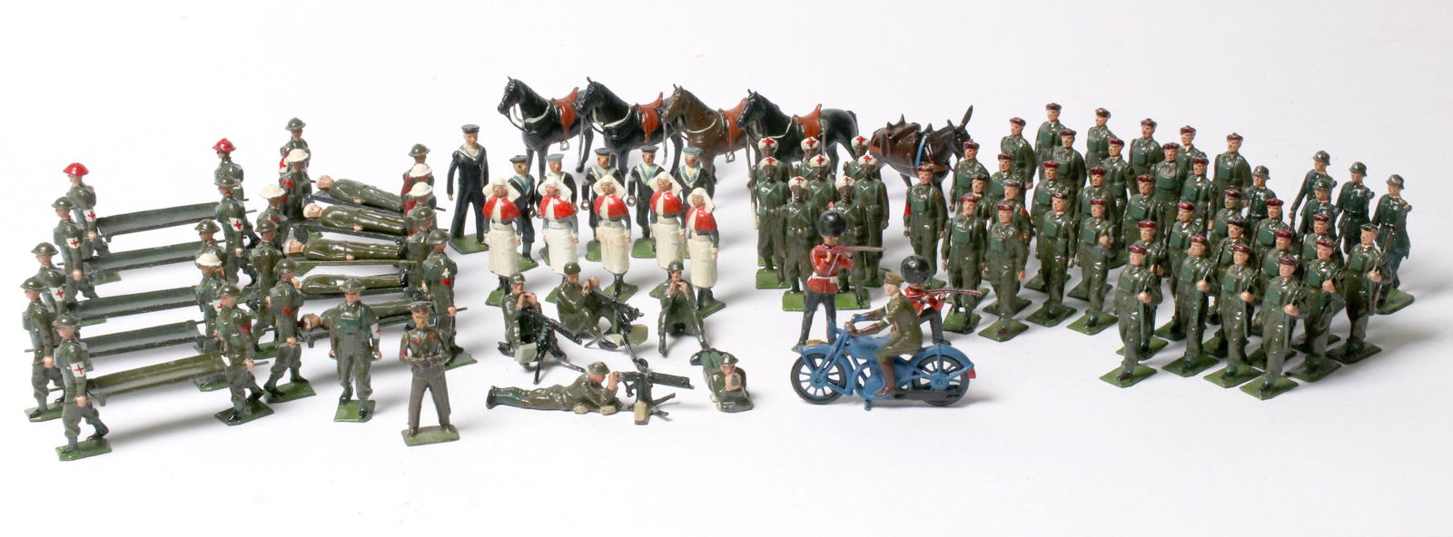 A GOOD MIXED COLLECTION OF UN-BOXED BRITAINS FIGURES (1 of 13)